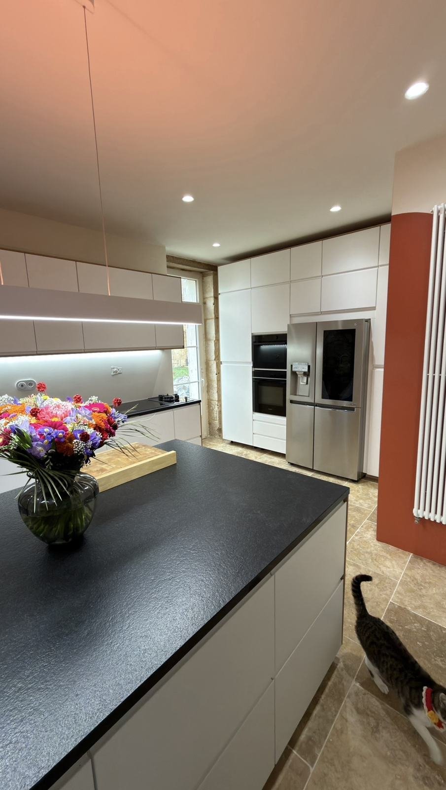Cuisine rénovée avec installation électrique complète à Royan